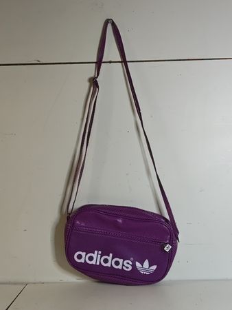 Umhängetasche, in Lila von Adidas. (nov663)