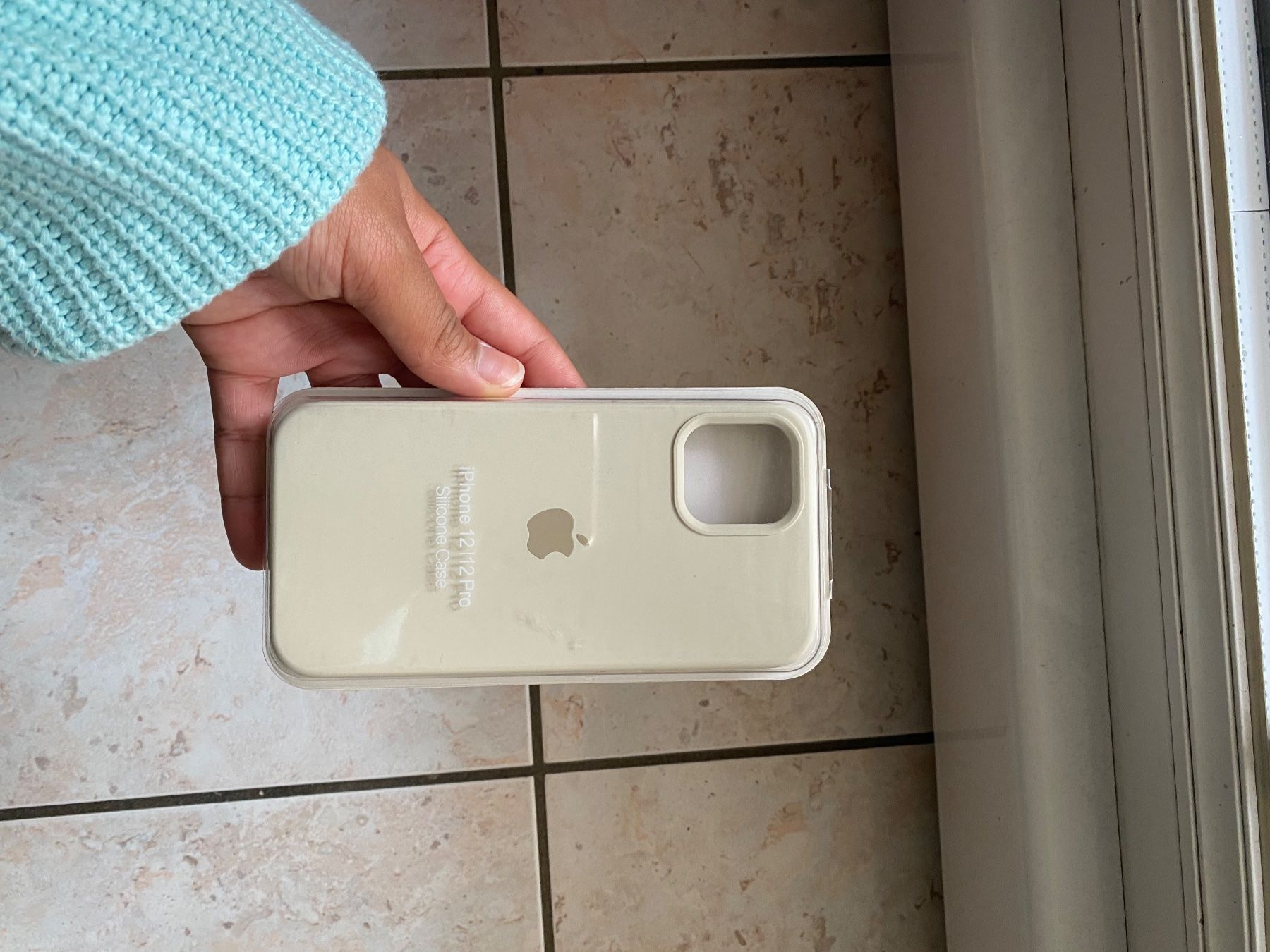Coques & Protection écran: Coque iPhone 12/12 Pro silicone beige – Neuf avec emballage d'origine à Denges par val_j8w7 4