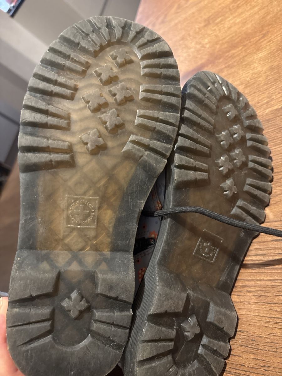 Dr. Martens Scarpe per ragazze: Dr Martens Mädchen Schuhen gr 35  – Usato da Lauterbrunnen venduto da Icacica 3