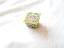 Jolie petite boite en porcelaine 