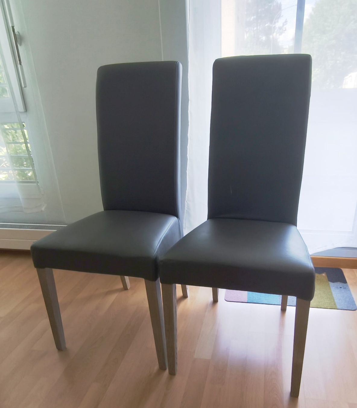 Chaises: 2x Esszimmerstühle grau Kunstleder – D'occasion à Gümligen par Anso79