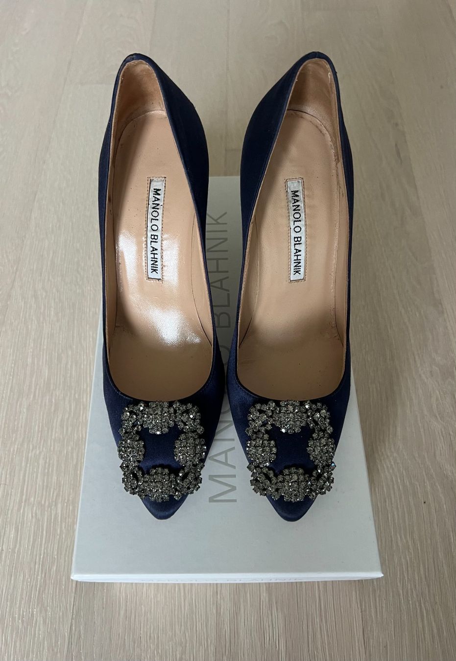Manolo Blahnik Scarpe da donna: Manolo Blahnik – Navy Hangisi Pumps – Usato da Tannay venduto da closet