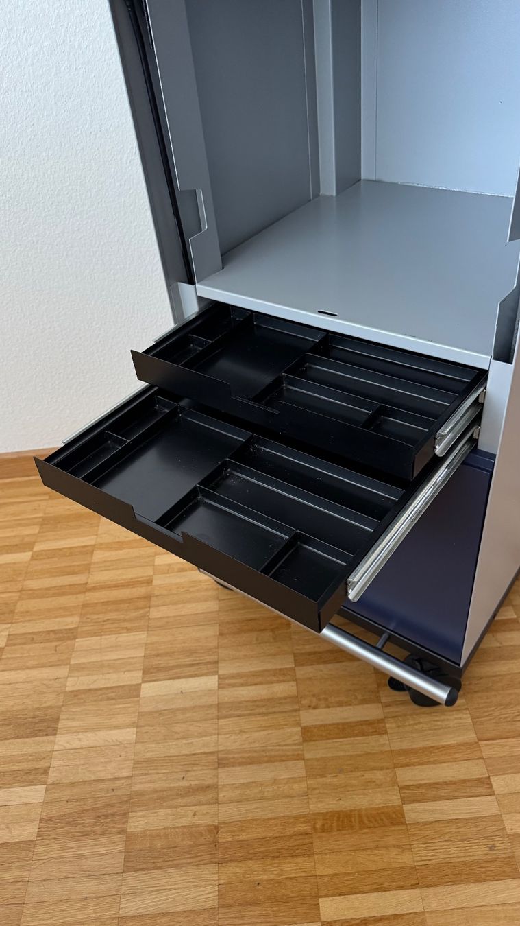 Banconi: Stehpult auf Rollen / Rollcontainer – Usato da Basel venduto da pq355 2
