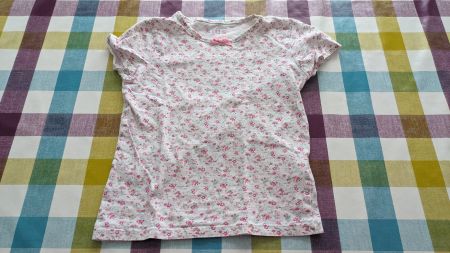 Süsses T-Shirt mit Blumenmuster - 104