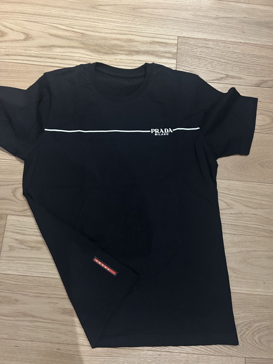Prada T-shirts: Prada T-Shirt black size L good condition – D'occasion à Veyrier par aliyag 1