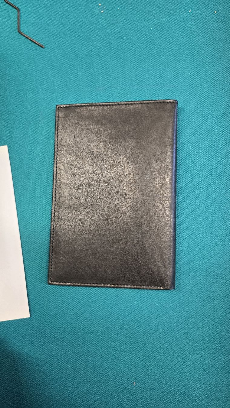 Portafogli: Schwarze Lederbrieftasche neuwertig – Nuovo (secondo la descrizione) da Tuggen venduto da Santasbag 2