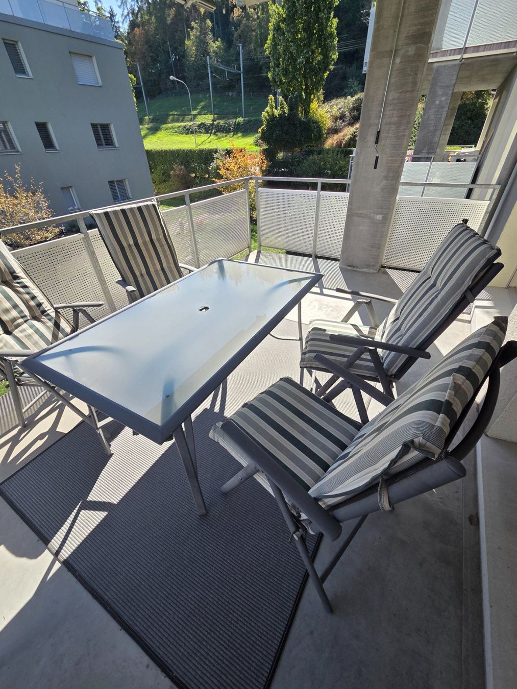 Set di tavolo e panche: Garten/Balkon Möbel - Tisch mit 4 Stühlen – Usato da Eglisau venduto da san_8nvn
