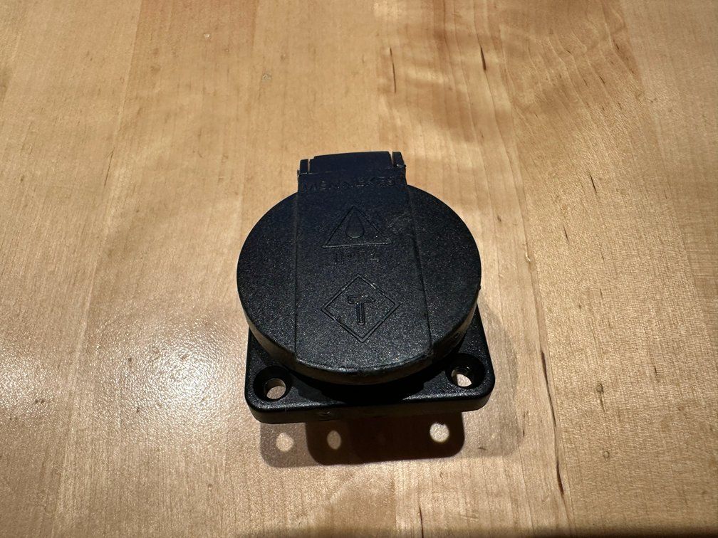 Mennekes Stecker: 8x Mennekes Schuko Einbausteckdose schwarz – Gebraucht aus Ehrendingen von KOLA16