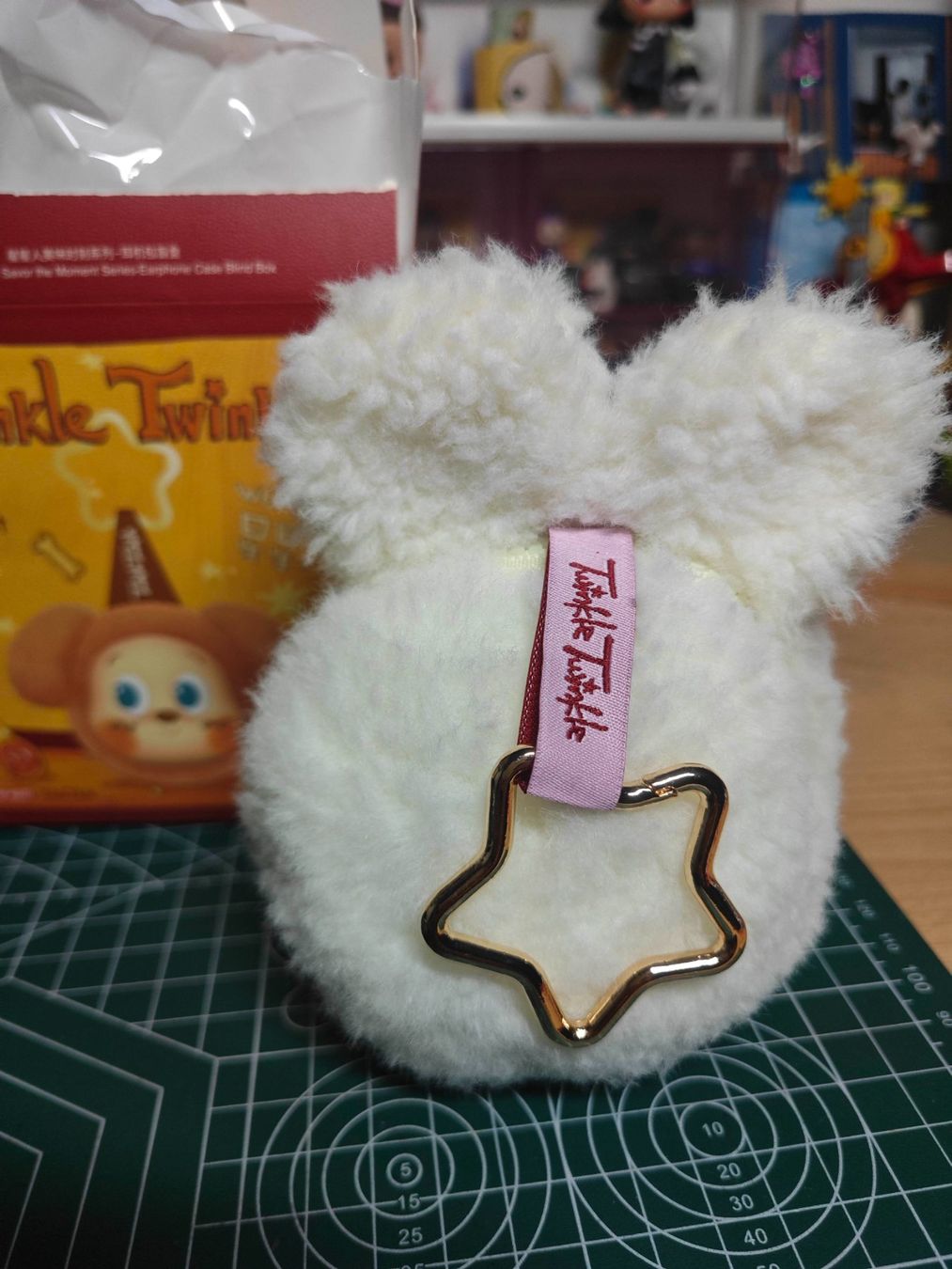 Pop Mart Statuette: Twinkle Twinkle Pop Mart Earphone Case -- Cream Rabbit – Nuovo (secondo la descrizione) da Horw venduto da aquarellmmm2024 1