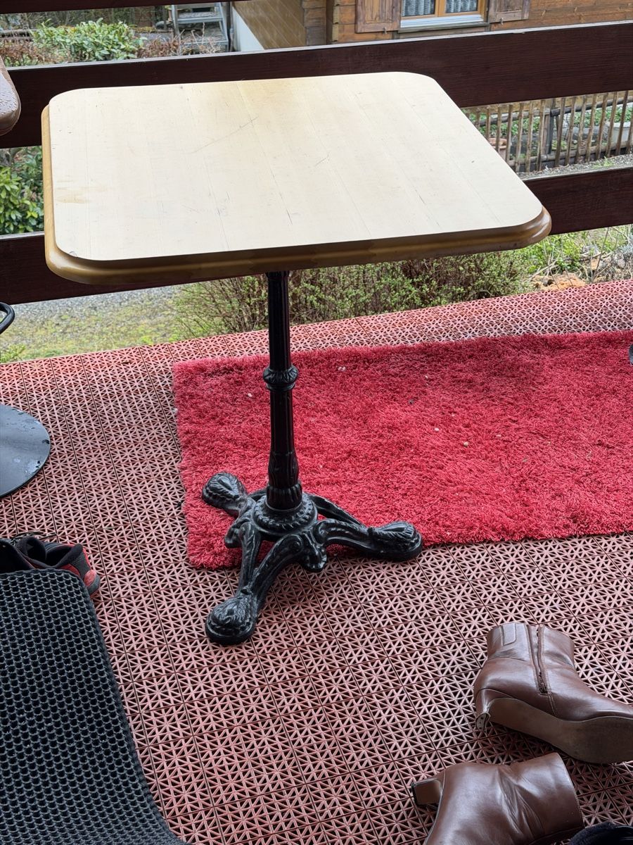 Tische: Bistrotisch mit Gusseisenfuss – Gebraucht aus Walde AG von Hanutta