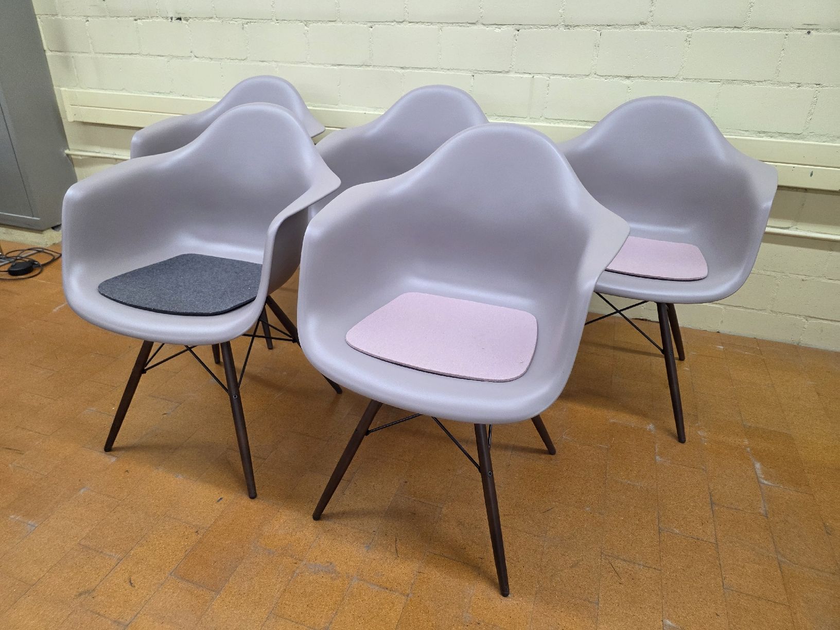 Vitra Sedie: 5 Designer Stühle Eames Vitra DAW in Mauvegrau – Usato da Lichtensteig venduto da Polsterwerk 2