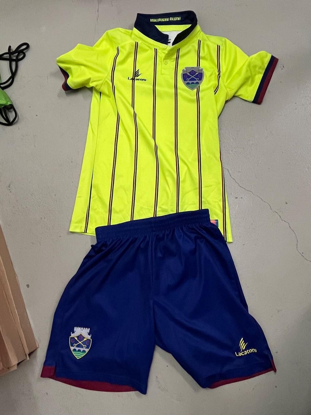 Trainer, Turnhosen & -trikots: GD Chaves Trikot & Shorts – Gebraucht aus Zürich von Ane-g