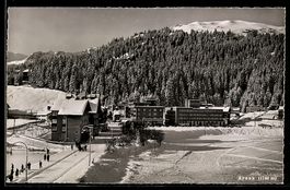 AK Arosa, Ortspartie mit Hotels und verschneitem Wald