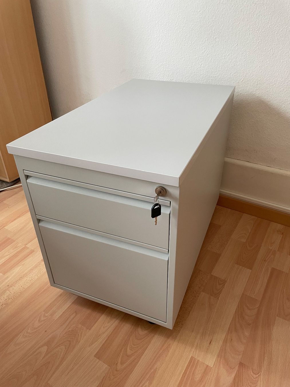 Banconi: Meltall-Rollcontainer Grau mit 2 Schubladen inkl. Schloss – Usato da Bern venduto da man_cj2j