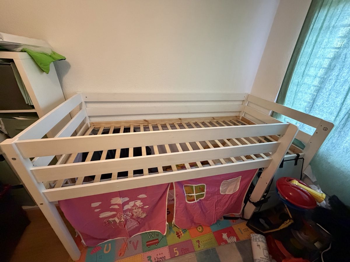Lits: Hochbett mit Spielvorhang – D'occasion à Dietikon par sal_5z9v 1