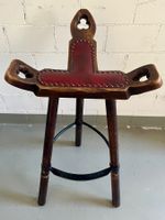 4 Barhocker aus Holz mit Leder-Sitzfläche im spanischen Stil