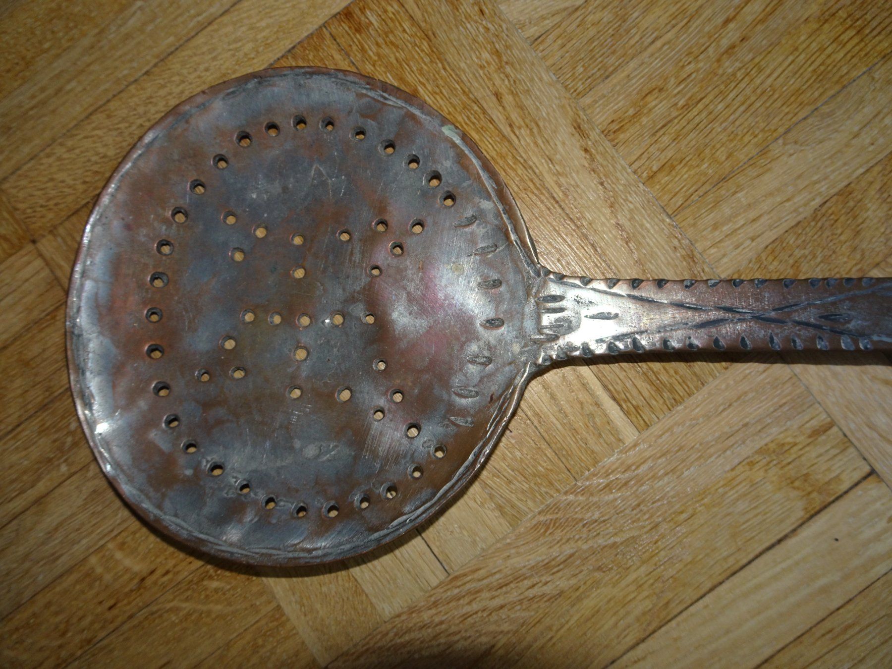 Cucchiai: Ancienne cuillère à écumer en cuivre, décorée – Usato da Châtelaine venduto da fil_7lqg 5