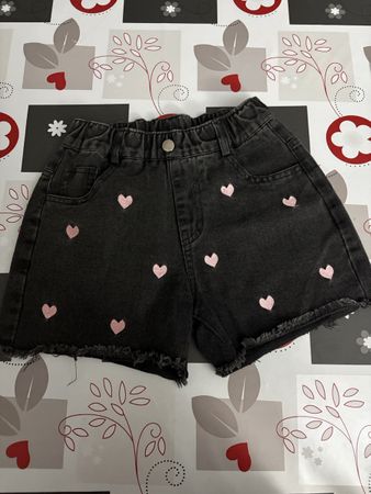 Shorts di jeans nero con cuori rosa, taglia 140