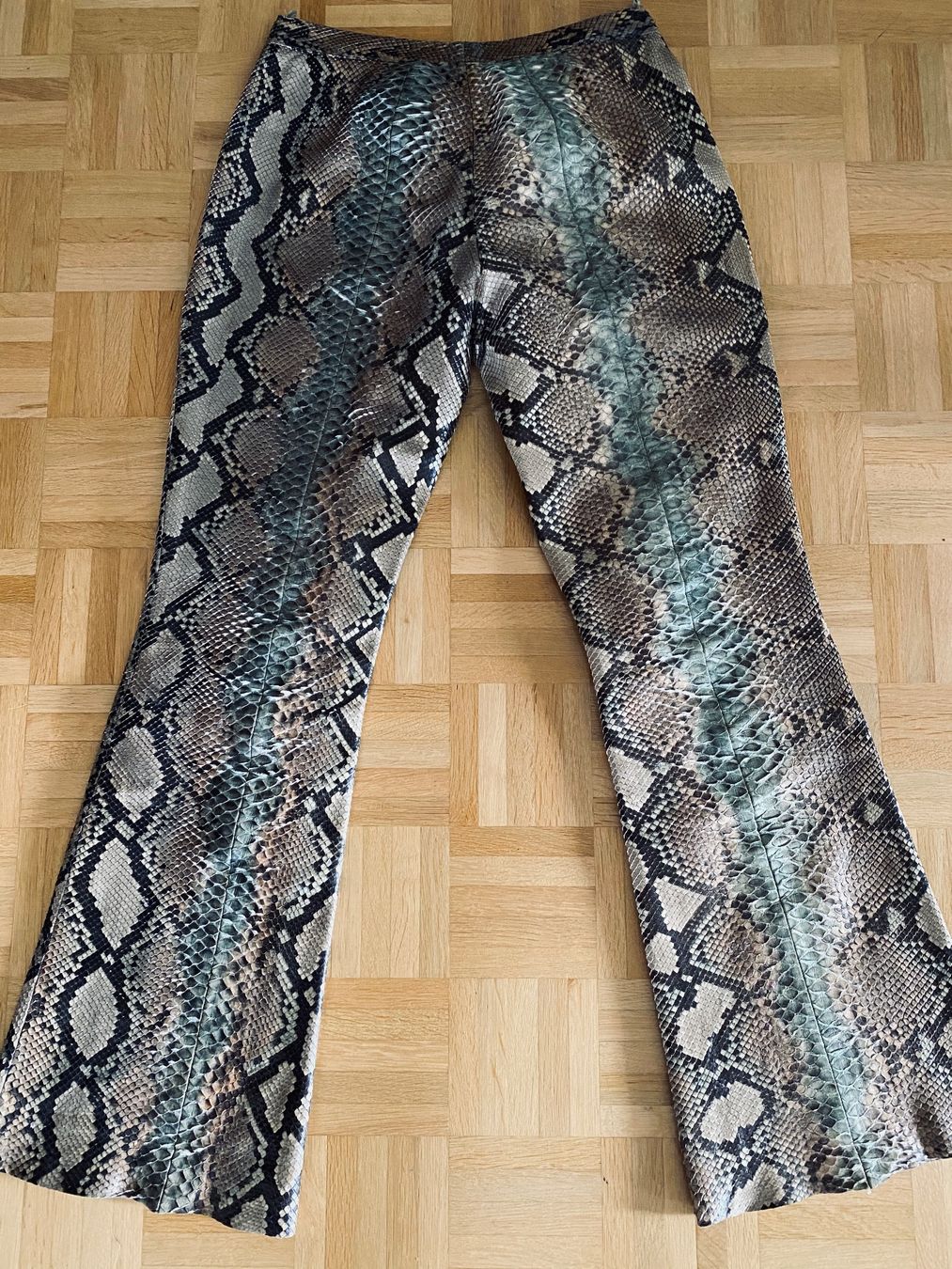 Gucci Pantaloni: GUCCI PYTHON LEATHER FLARED PANTS SIZE 42 COLLECTORS PIECE – Usato da Birsfelden venduto da Brut