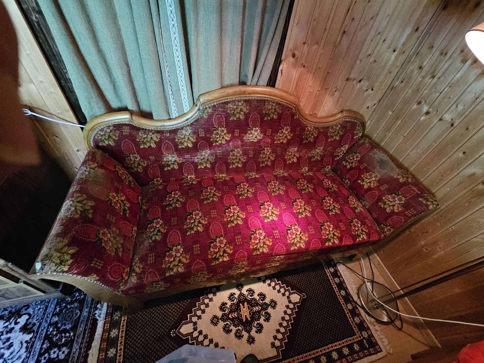 Sofas: Antikes Sofa  – Defekt aus Neu St. Johann von Gaga-2019 2