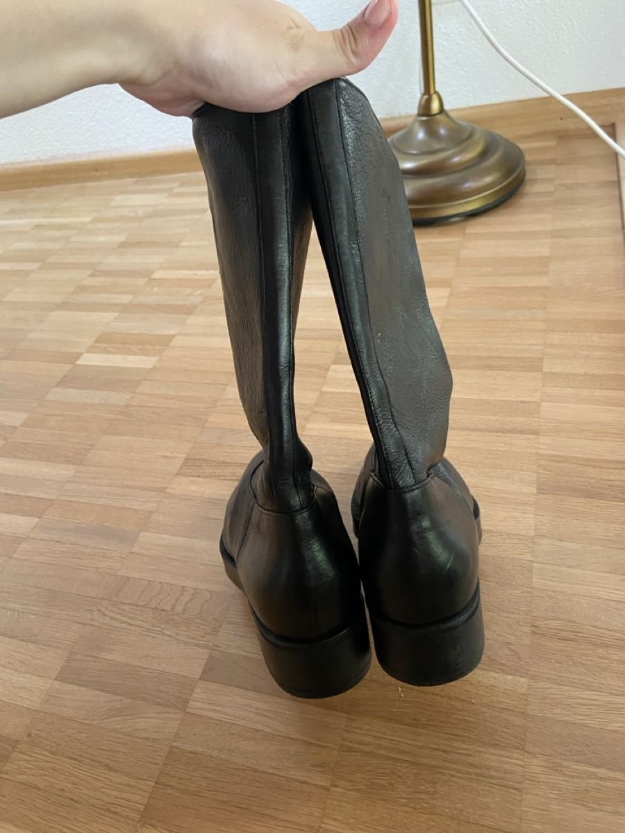 Prada Scarpe da donna: Prada Black Leather Pointed Toe Lug Sole Mid-Calf Boots – Usato da Münchenstein venduto da B771 5