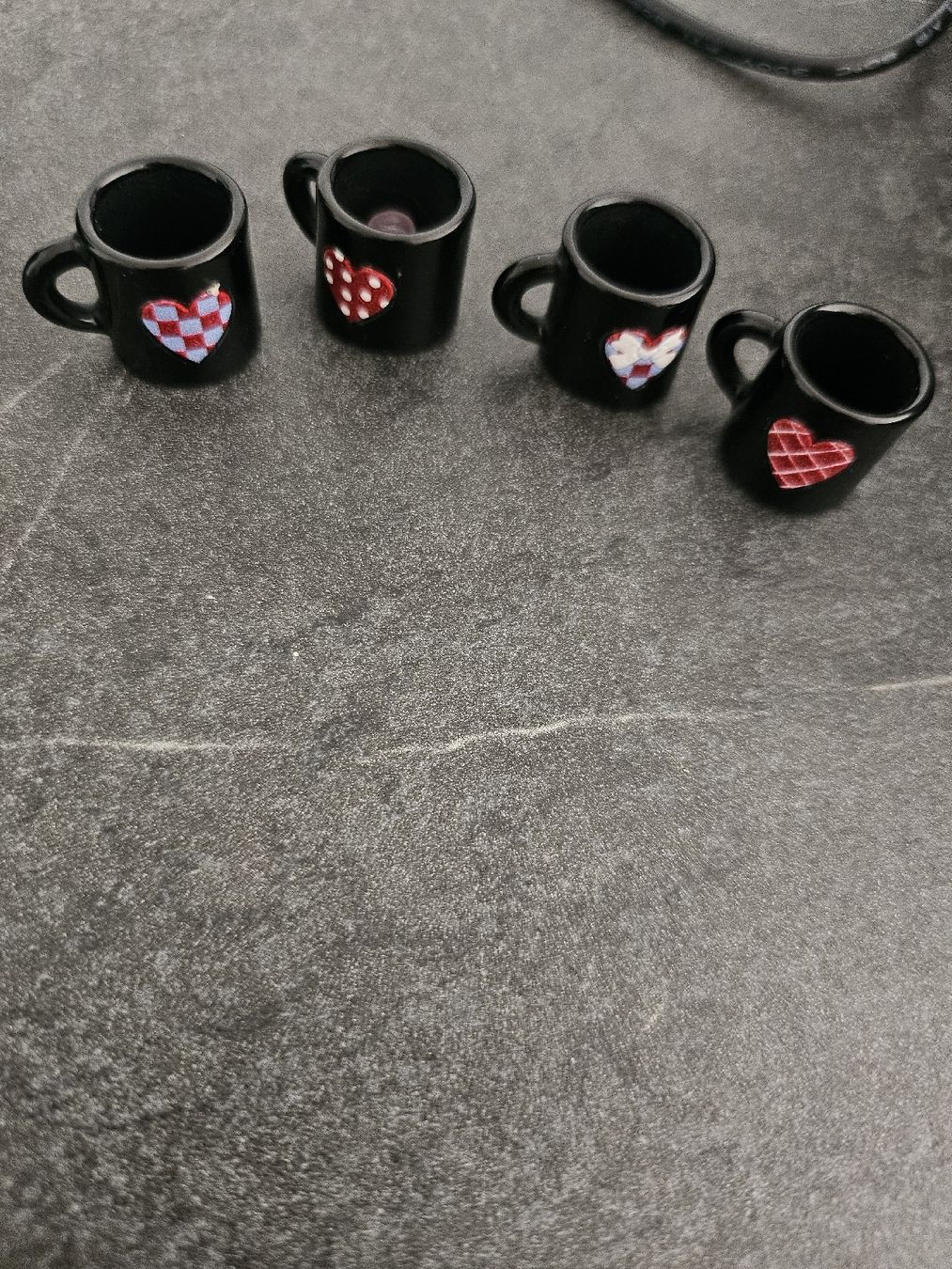 Case e mobili per bambole: Mini tasses  noires avec coeurs peints, lot 4 – Nuovo e nell'imballaggio originale da Biel/Bienne venduto da stessy12