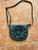 Vendo borsetta nera a tracolla con fiore sul davanti