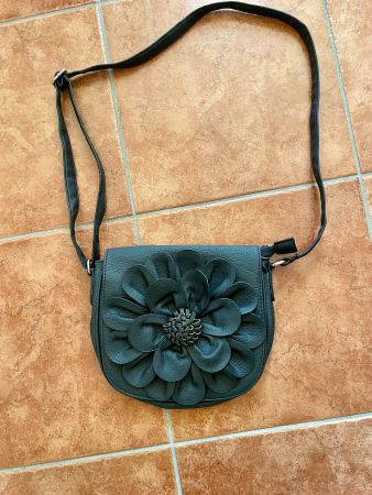 Vendo borsetta nera a tracolla con fiore sul davanti