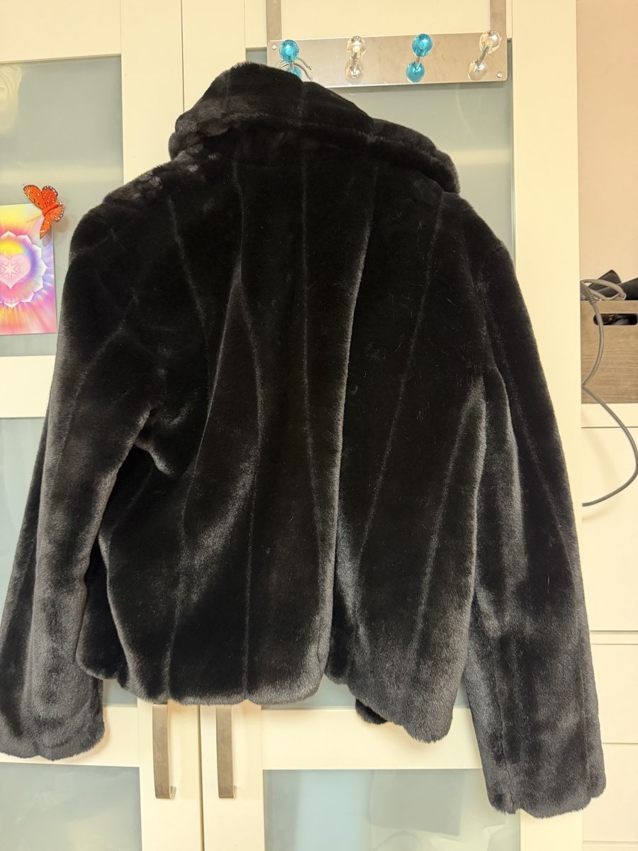 Guess Cappotti: Kunstfelljacke Guess schwarz – Usato da Zürich venduto da mbu_z9ch 2