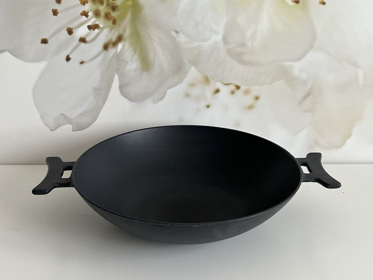 Padelle: Schwarzer Wok aus Gusseisen mit Deckel, – Usato da Winterthur venduto da nma_2kgs 2