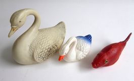 2 SCHWÄNE, 1 FISCH  / TIERE aus Celloid aus den 50er Jahren