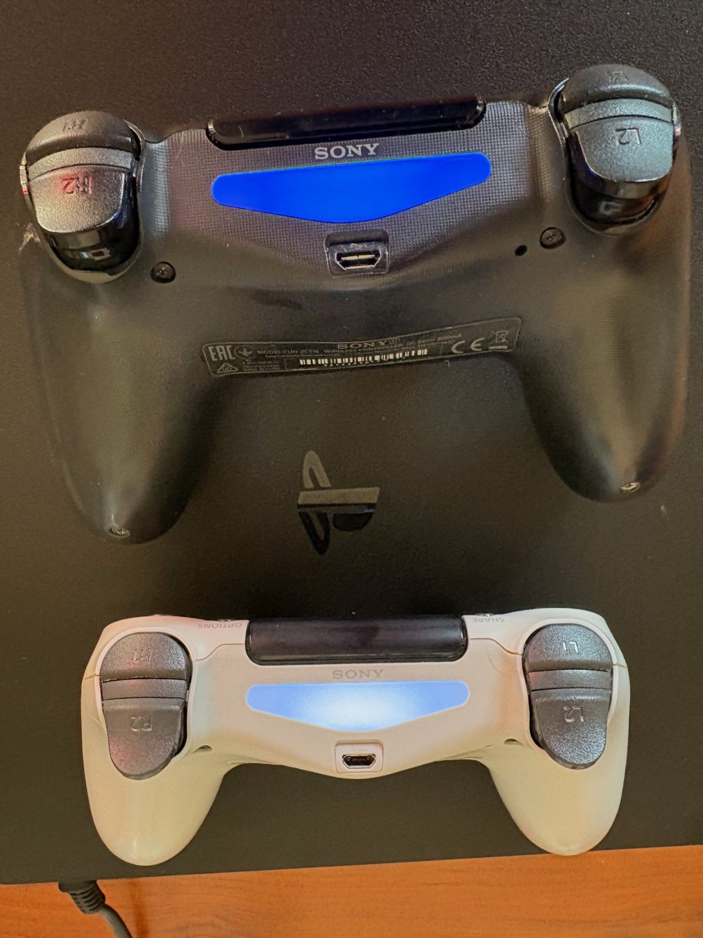 Sony Consoles: Sony PlayStation 4 Konsole mit 2 Controllern – D'occasion à Basel par Cocontrolleur 2