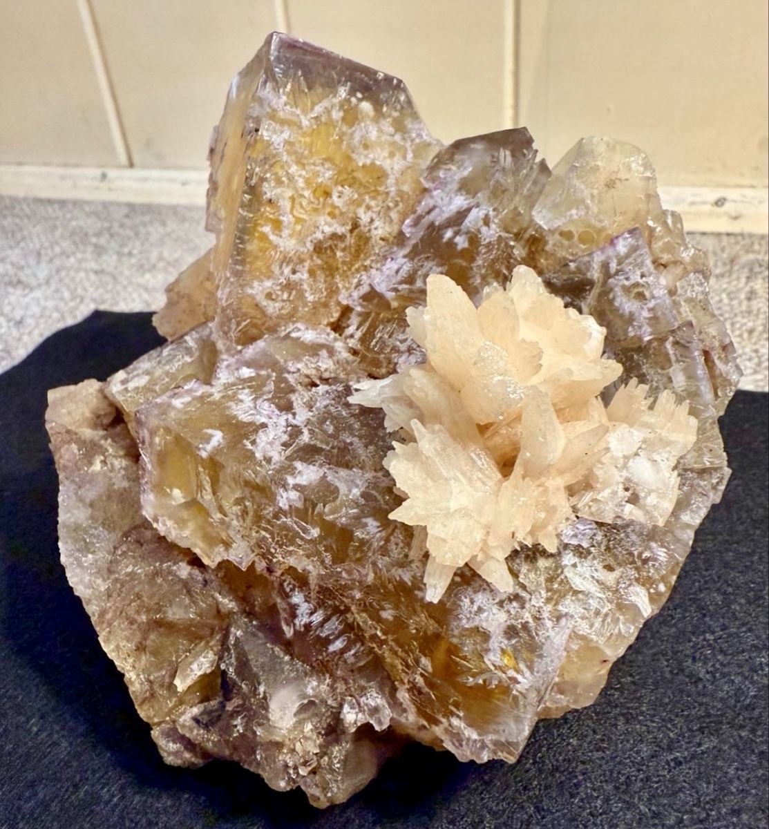 Minéraux & Lithothérapie: Grosse Fluoritstufe mit Kristallaggregat / 1.3 Kg. – D'occasion à Schattenhalb par Oodaaq 1