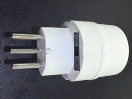 Reiseadapter, Eingang: Schuko + USA auf Ausgang: Schweiz T12