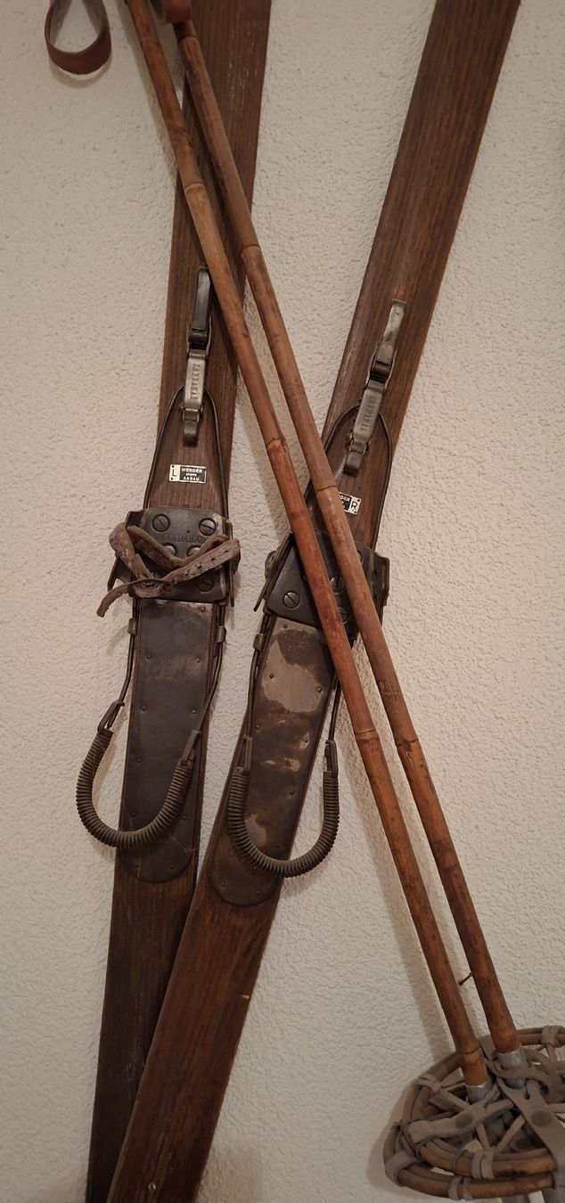 Skis: Antike Ski mit Skistöcken – Defekt aus Pfäffikon ZH von enderby01 1