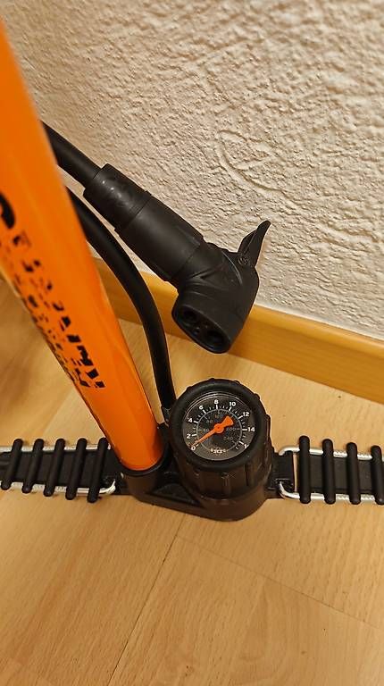 Pompes: sks Rennkompressor Multivalve Fahrradpumpe – D'occasion à Pfäffikon ZH par ride666 1