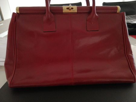 Handtasche in dunkelrot