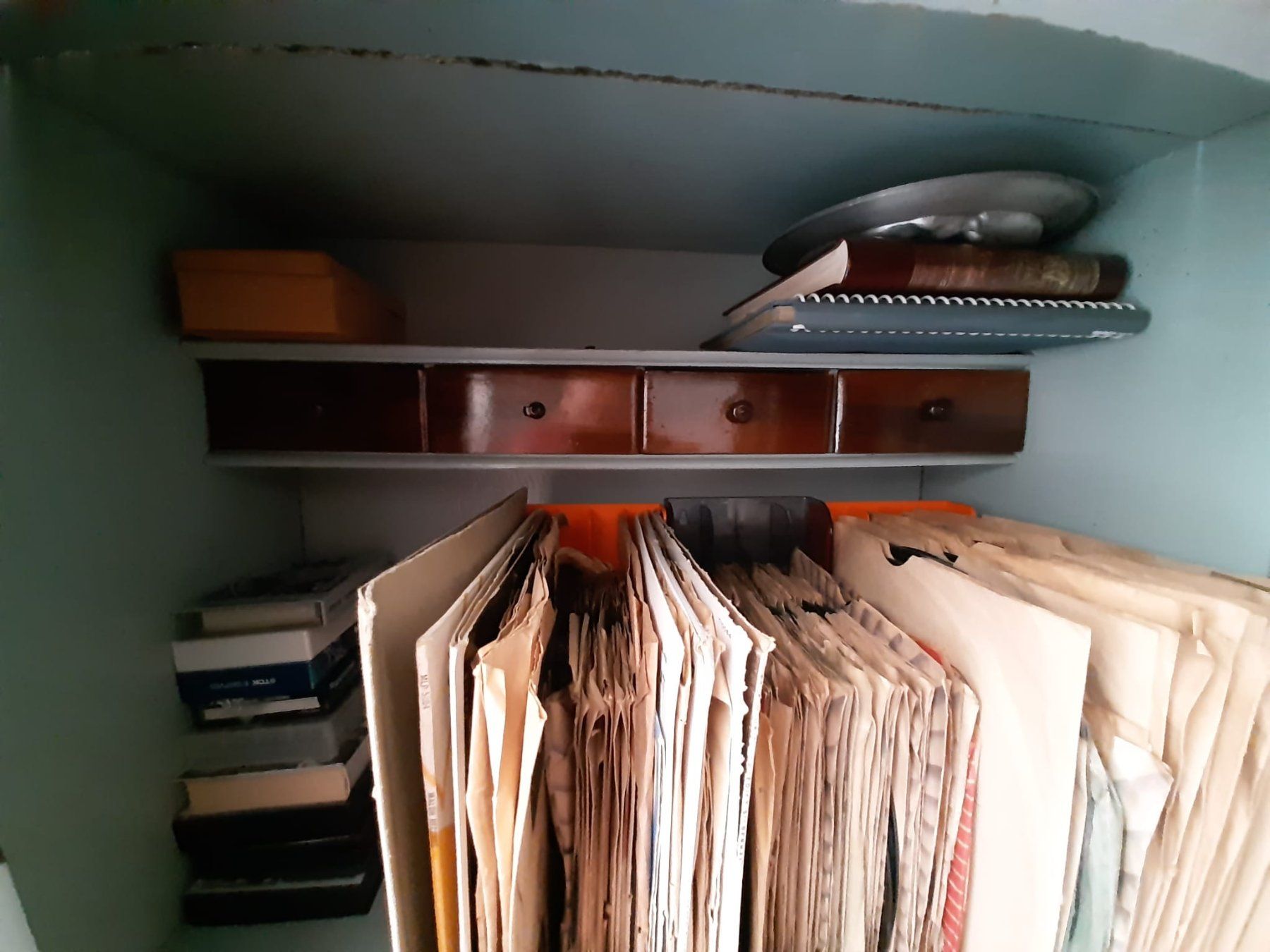 Cassettiere: Antiker Nussbaum-Kommodenschrank mit Schubladen – Usato da Zürich venduto da leo_6bbs 2