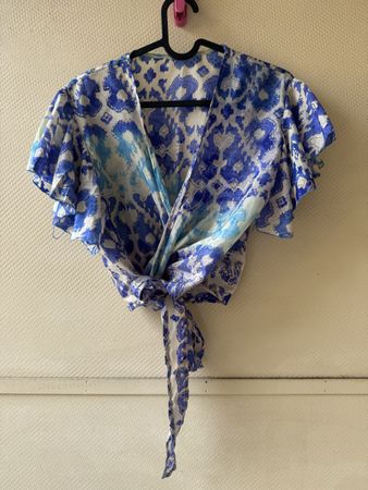 Kurze schöne Wickelbluse aus Seide Oberteil