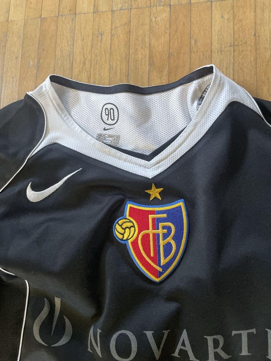 FC Basel Canottiere & Pantaloni: FC Basel Langarm Trikot – Usato da Stäfa venduto da Phphch