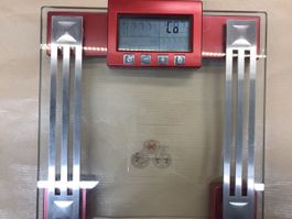 Personenwaage digital rot Glas bis 150 kg gebrauchter Zustan