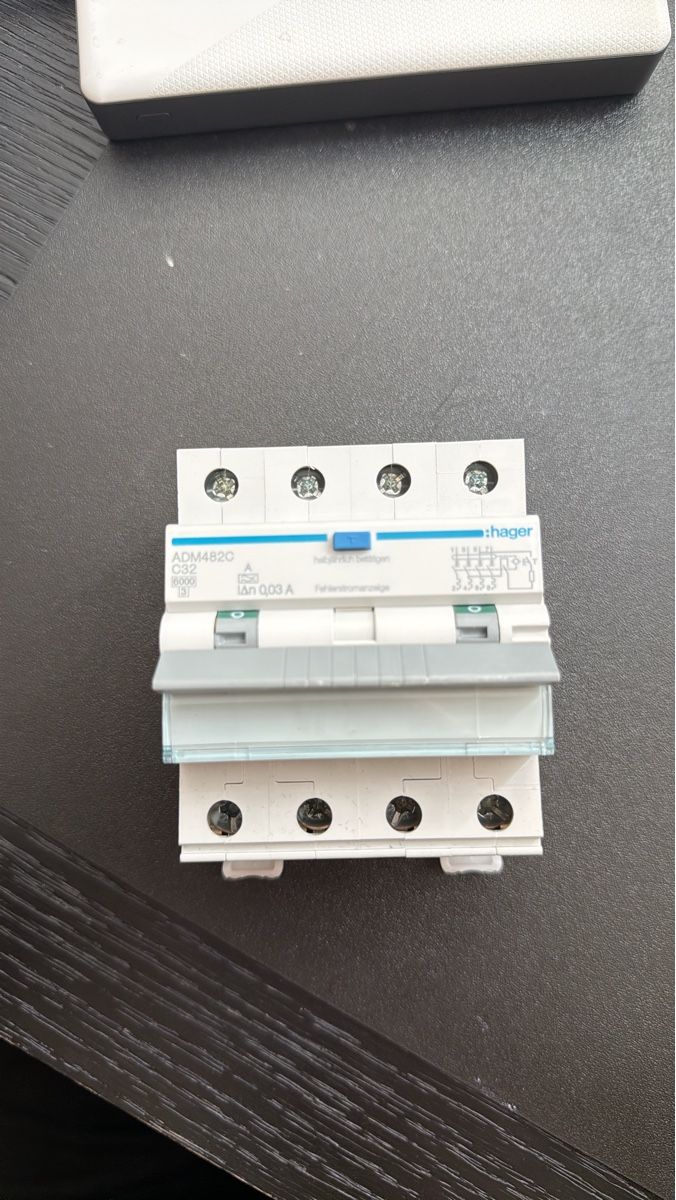 Hager Componenti elettronici: Schutzschalter Hager ADM4820 C32 0.03A neu – Usato da Dietikon venduto da Dom_54