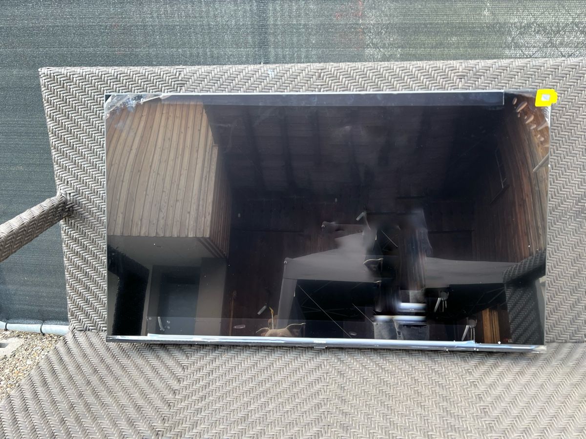 Fernseher: QLed Hisense TV  – Defekt aus Oftringen von Lana_ 1