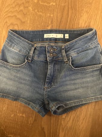 Subdued denim shorts 