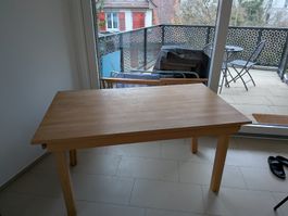 Tisch aus Massivholz