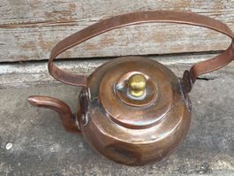 Belle bouilloire ancienne en cuivre, prête pour l'hiver!