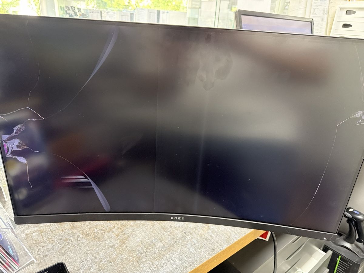 Hewlett Packard Monitore: Ecran Omen 32c endommagé – Defekt aus Bulle von Nghost