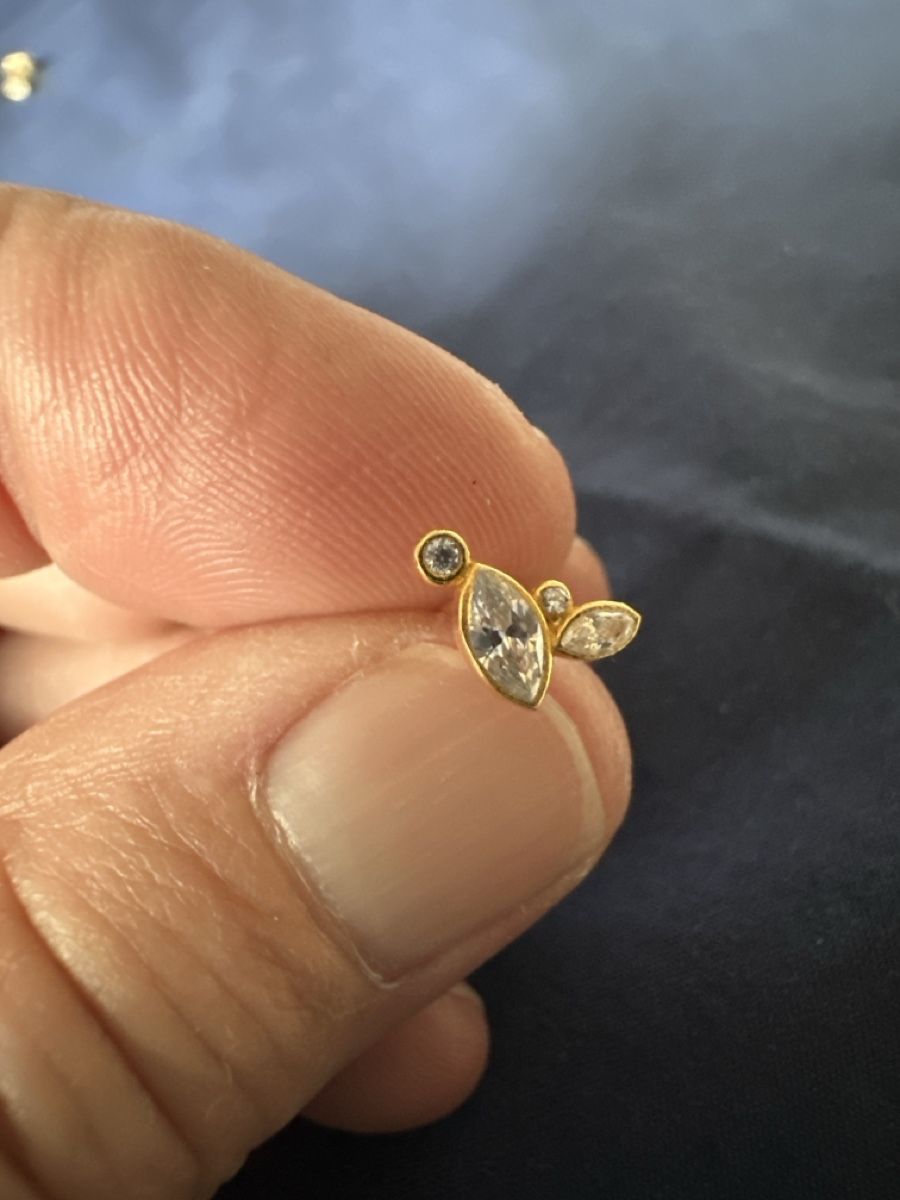 Orecchini pendenti & Orecchini a lobo: Delphes Puce d'oreille - Élégant et chic – Nuovo e nell'imballaggio originale da Lausanne venduto da pascale.mojito1004