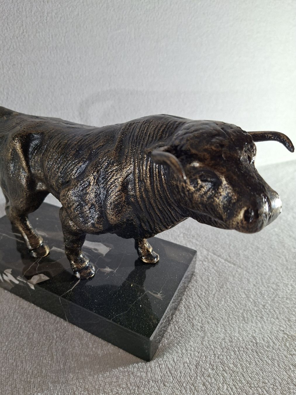 Sculture & Statue: Metall Stier auf Marmorsockel – Usato da Grindelwald venduto da carro5 1