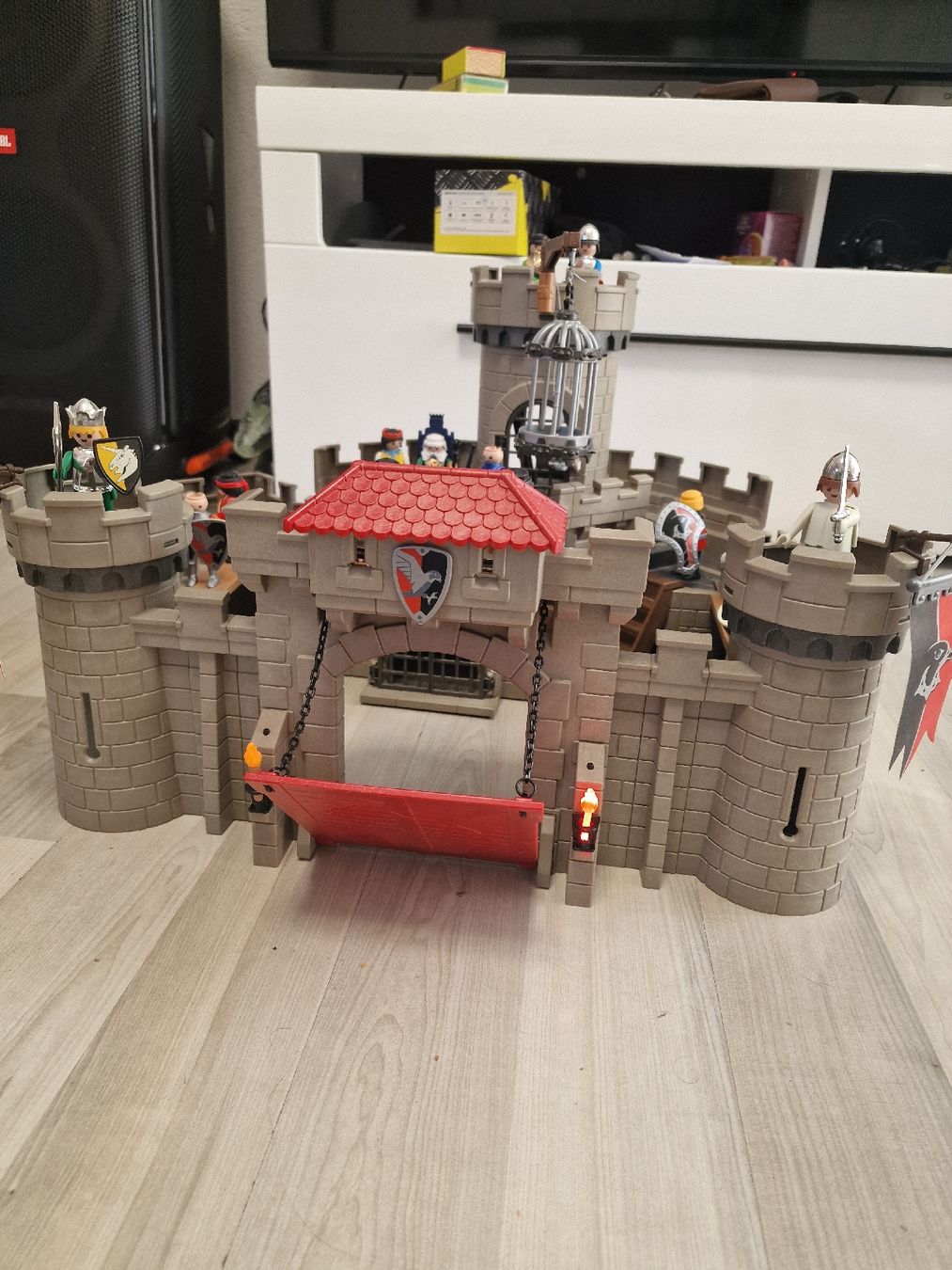 Playmobil Spielzeuge: Playmobil Ritterburg mit Figuren – Gebraucht aus Herzogenbuchsee von ioa_zcm6 7